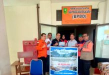 INKINDO Kepri Serahkan Bantuan Tanah Longsor Serasan Ke BPBD Natuna Ikatan Nasional Konsultan Indonesia (inkindo) Provinsi Kepulauan Riau yang diwakilkan oleh Omiatullah bersama Faizan.