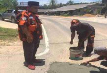 Peduli Keselamatan, Ormas Pemuda Pancasila Bintan Utara Gotong Royong Benahi Jalan Raya Berlubang