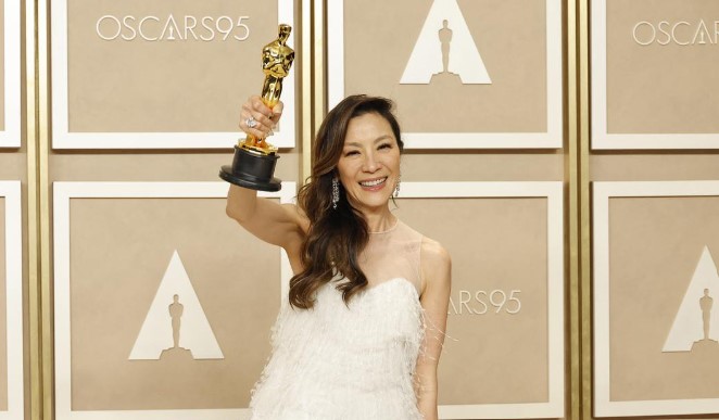 Michelle Yeoh, Artis Asia Pertama Menang Oscar Michelle Yeoh, Artis Asia Pertama Menang Oscar