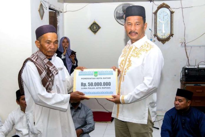 Rudi Serahkan Bantuan 50 Juta untuk Masjid di Pulau Nguan