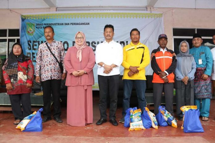 Walikota Rudi Salurkan 1.750 Paket Sembako di Kecamatan Bulang Walikota Rudi Salurkan 1.750 Paket Sembako di Kecamatan Bulang
