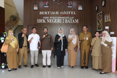 Dewi Ansar didampingi oleh anggota Komisi lV DPRD Provinsi Kepri yaitu Teddy Jun Askara, Sirajudin Nur, Alex Guspenaldi, Hanafi Ekra dan Kepala Dinas Pendidikan Provinsi Kepri Andi Agung.