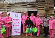 Kepedulian Sesama di Bulan Ramadhan, Jajaran Polres Pasaman Barat Bagikan Bansos dan Takjil ke Warga