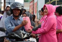 Jelang Buka Puasa Di Bulan Ramadhan, Polres Bintan Bagikan Takjil Kepada Masyarakat