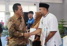 Gubernur Ansar Serahkan Bantuan Insentif Tahun Anggaran 2023