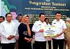 Gubernur Ansar Serahkan Berbagai Insentif Serta Rp 525 juta Bantuan Serasan