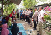 Polsek Batu Aji Berikan Bantuan Sembako di Kampung Tembesi Bengkel