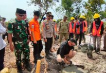 Lebaran, Bupati Natuna Salurkan Bantuan Longsor Serasan Sumbangan Masyarakat Bupati Natuna hadir di Kecamatan Serasan natuna