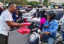 Peduli Masyarakat, Personel Polsek Sekupang Berbagi Takjil