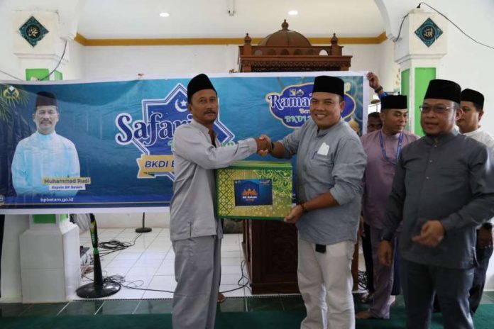 BP Batam Salurkan Bansos di Masjid Nurul Bahari Pulau Akar