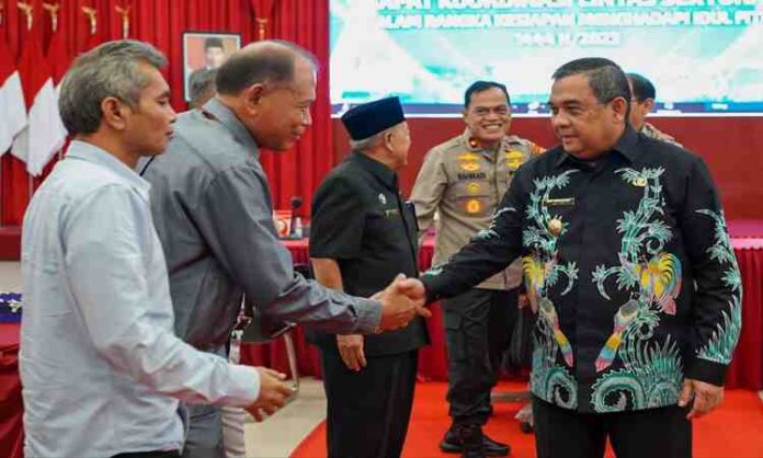 Wakil Gubernur Riau, Edy Natar Nasution (batik hitam) menghadiri Rakor lintas sektoral dalam rangka kesiapan menghadapi Idulfitri 1444 Hijriah secara virtual di Mapolda Riau, Kamis (6/4/2023).
