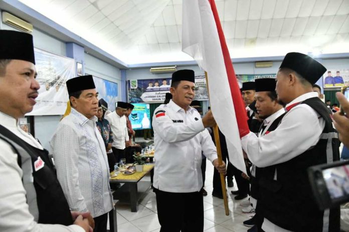 Gubernur Ansar Lepas Jamaah Calon Haji Kloter 1 di Embarkasi Batam