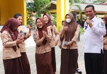 Gubernur Ansar Motivasi Siswa saat Silaturahmi dengan Keluarga Besar SMAN 4 Tanjungpinang Gubernur Ansar Motivasi Siswa saat Silaturahmi dengan Keluarga Besar SMAN 4 Tanjungpinang