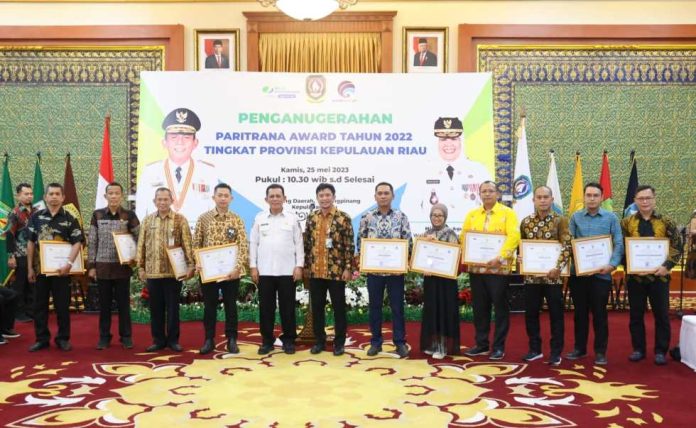 Gubernur Ansar Serahkan Anugrah Paritrana Award 2022 Provinsi Kepri