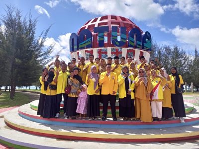 Para Kader serta bacaleg Golkar Foto bersama landmark Natuna usai penyerahan berkas ke kantor KPU
