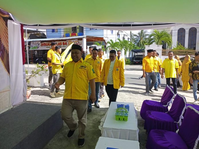 Ketua DPD Golkar Natuna Hadi Candra menuju Kantor KPU Ketua DPD Golkar Natuna Hadi Candra menuju Kantor KPU