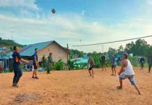 Bentuk Kebersamaan Personel TMMD, Disela-Sela Istirahat Bermain Voly Bersama Warga Kavling Seraya
