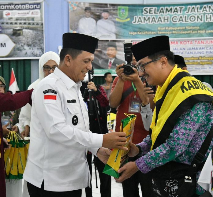 Gubernur kepri Ansar Ahmad Doakan sekda Natuna Boy Wijanarko bersama warga Natuna semoga menjadi haji Mambrur