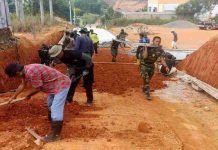 Personel dan Masyarakat Kavling Seraya Ciptakan Rasa Kebersamaan di Kegiatan TMMD ke-116 Batam