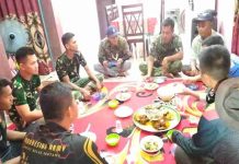 Membangun Kebersamaan, Anggota Satgas Tinggal dan Makan di Rumah Warga