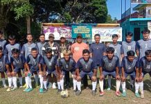 Menang 1-0, Kelong FC B Lolos Penyisihan Turnamen IFC Sungai Enam Kijang Bintan Kelong FC B lolos di babak penyisihan grup pada turnamen Idul Fitri Cup IFC Sungai Enam Kijang Kabupaten Bintan. berhasil menang tipis 1-0 melawan Mantang Riau (HOPE FC) Kamis, (11/5/2023).