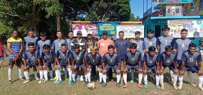 Kelong FC B lolos di babak penyisihan grup pada turnamen Idul Fitri Cup IFC Sungai Enam Kijang Kabupaten Bintan. berhasil menang tipis 1-0 melawan Mantang Riau (HOPE FC) Kamis, (11/5/2023).