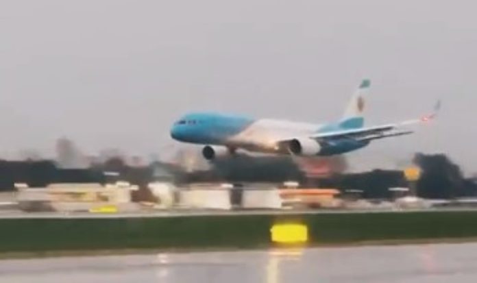 Pesawat Presiden Argentina Boeing 757 VVIP Aktrasi di atas Bandara Buenos Aires
