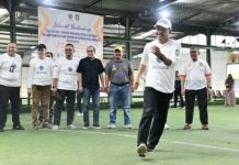 Sekdaprov Kepri Adi Tutup Liga Futsal Pekerja Sambut May Day 2023 Liga futsal dalam rangka memperingati Hari Buruh Internasional/May Day Tahun 2023 Tingkat Provinsi Kepri resmi ditutup Sekretaris Daerah Provinsi Kepri Adi Prihantara di GOR Ikan Daun, Batam Center, Sabtu (29/04). Kompetisi futsal ini merupakan hasil kerja sama Disnaker Provinsi Kepri dan BPJS Ketenagakerjaan dan perusaaan di Batam. Diikuti oleh 12 tim futsal antara lain PT Sinar Sosro Batam, PT. Sumitomo Wiring Syatem, PT Golden Communication Cluster Batam, PT Mcdermott Indonesia, PT Simatelex Manufactory Batam, Nagoya Mansion Hotel & Resident Batam, Grand Sydney Hotel Batam, PT Yeakin Plastic Industry Batam, PT. Sanipak Indonesia Batam, PT. Japan Medical Supply (JMS), PT. Daiho Indonesia, PT Matahari Putra Prima Tbk. Kegiatan ini merupakan salah satu program dari Kemnaker RI yang dilaksanakan serentak di seluruh Indonesia dalam rangka menyambut May Day tahun ini. Dibuka sejak Jum’at kemarin, Adi Prihantara mengungkapkan liga futsal pekerja ini berhasil mempererat solidaritas dan kekeluargaan antar pekerja. “Semoga liga futsal ini bisa menjadi cikal bakal eratnya hubungan baik antar pekerja, pengusaha, dan juga pemerintah. Kegiatan positif seperti ini harus kita lanjutkan,” kaya Adi Prihantara. Adi Prihantara pun berharap peringatan May Day di Kepri nanti bisa dilakukan dengan tertib dan aman. Menurutnya, aspirasi pekerja dan buruh adalah hak yang dapat disampaikan, namun tetap mengendapkan ketertiban dan penuh rasa tanggung jawab. Tema yang diangkat pada peringatan May Day tahun ini adalah “Merajut Kebersamaan Pekerja dan Pengusaha di Hari yang Fitri”. “Mari kita ciptakan peringatan hari May Day yang masih dalam suasana hari raya Idul Fitri ini dengan semangat persaudaraan dan persahabatan,” katanya.