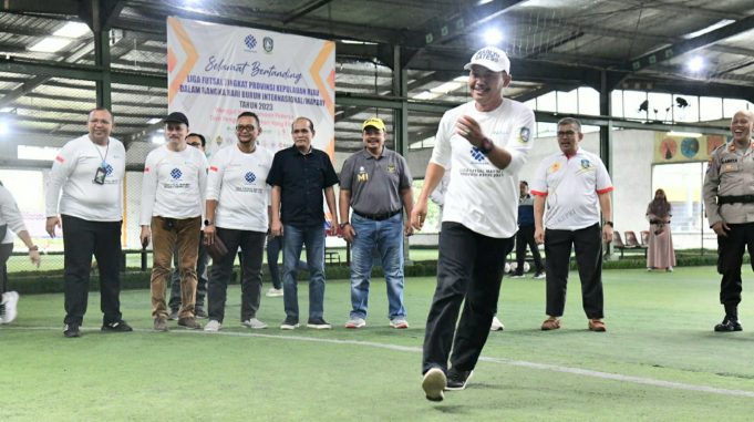 Sekdaprov Adi Tutup Liga Futsal Pekerja Sambut May Day 2023 Liga futsal dalam rangka memperingati Hari Buruh Internasional/May Day Tahun 2023 Tingkat Provinsi Kepri resmi ditutup Sekretaris Daerah Provinsi Kepri Adi Prihantara di GOR Ikan Daun, Batam Center, Sabtu (29/04). Kompetisi futsal ini merupakan hasil kerja sama Disnaker Provinsi Kepri dan BPJS Ketenagakerjaan dan perusaaan di Batam. Diikuti oleh 12 tim futsal antara lain PT Sinar Sosro Batam, PT. Sumitomo Wiring Syatem, PT Golden Communication Cluster Batam, PT Mcdermott Indonesia, PT Simatelex Manufactory Batam, Nagoya Mansion Hotel & Resident Batam, Grand Sydney Hotel Batam, PT Yeakin Plastic Industry Batam, PT. Sanipak Indonesia Batam, PT. Japan Medical Supply (JMS), PT. Daiho Indonesia, PT Matahari Putra Prima Tbk. Kegiatan ini merupakan salah satu program dari Kemnaker RI yang dilaksanakan serentak di seluruh Indonesia dalam rangka menyambut May Day tahun ini. Dibuka sejak Jum’at kemarin, Adi Prihantara mengungkapkan liga futsal pekerja ini berhasil mempererat solidaritas dan kekeluargaan antar pekerja. “Semoga liga futsal ini bisa menjadi cikal bakal eratnya hubungan baik antar pekerja, pengusaha, dan juga pemerintah. Kegiatan positif seperti ini harus kita lanjutkan,” kaya Adi Prihantara. Adi Prihantara pun berharap peringatan May Day di Kepri nanti bisa dilakukan dengan tertib dan aman. Menurutnya, aspirasi pekerja dan buruh adalah hak yang dapat disampaikan, namun tetap mengendapkan ketertiban dan penuh rasa tanggung jawab. Tema yang diangkat pada peringatan May Day tahun ini adalah “Merajut Kebersamaan Pekerja dan Pengusaha di Hari yang Fitri”. “Mari kita ciptakan peringatan hari May Day yang masih dalam suasana hari raya Idul Fitri ini dengan semangat persaudaraan dan persahabatan,” katanya.
