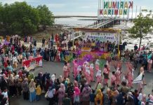 Lepas Pawai Ta’aruf dan Kereta Hias STQH X Kepri, Ansar: Pahami dan Amalkan Al-Qur’an Ribuan masyarakat Kabupaten Karimun menyaksikan pawai Ta'aruf dan kereta hias sempena Seleksi Tilawatil Qur'an dan Hadits (STQH) tingkat Provinsi Kepulauan Riau ke-X, di lepas langsung oleh Gubernur Kepulauan Riau Ansar Ahmad.(Foto: Istimewa)