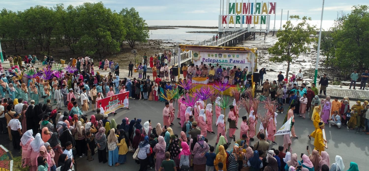 Ribuan masyarakat Kabupaten Karimun menyaksikan pawai Ta'aruf dan kereta hias sempena Seleksi Tilawatil Qur'an dan Hadits (STQH) tingkat Provinsi Kepulauan Riau ke-X, di lepas langsung oleh Gubernur Kepulauan Riau Ansar Ahmad.(Foto: Istimewa)