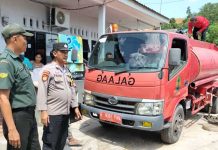 TNI Polri di Sekupang Bersinergi Salurkan Bantuan Suplai Air Bersih