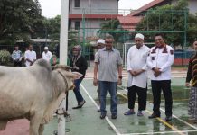 Sekda Jefridin dan BAZNAS Serahkan Sapi Kurban ke Lapas IIA Batam
