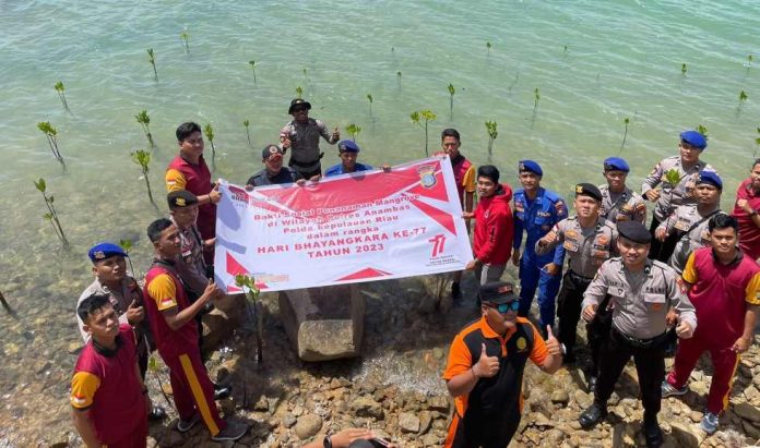 Hari Bhayangkara Ke-77, Satuan di Polres Anambas Tanam 80 Bibit Mangrove