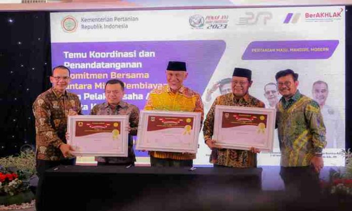 Bupati H.Benny Utama Hadiri Penandatanganan Komitmen Bersama dan Penyerahan Simbolis KUR Pertanian
