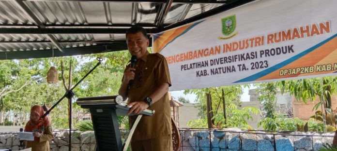 Bupati Kabupaten Natuna, Wan Siswandi membuka acara pelatihan diversifikasi produk bagi pelaku industri rumahan.