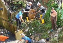 Ketua Kwarcab Gerakan Pramuka Batam Ikut Gotong Royong Bersihkan Parit Samping Perumahan Gesya