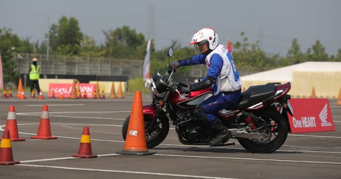 Begini Cara Menikung yang Tepat Saat Berkendara