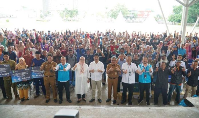 PLN Batam Serahkan Bantuan Paket Sembako untuk Nelayan Tradisional Batam