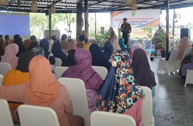 Bupati Kabupaten Natuna, Wan Siswandi membuka acara pelatihan diversifikasi produk bagi pelaku industri rumahan.