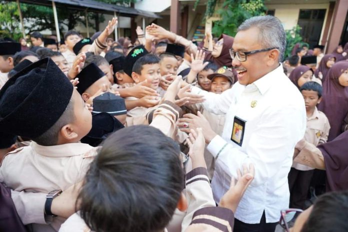 Jefridin Kunjungi SD 01 dan SD O3 Batu Aji Dalam Rangka Pengenalan lingkungan Sekolah