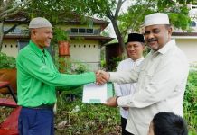 Kurangi Sampah Plastik, Dinas PUPR Karimun Bungkus Daging Kurban dengan Daun Pisang