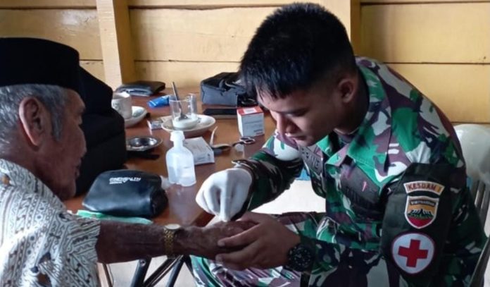 Tim Kesehatan Lapangan (Keslap) Satgas TMMD ke-117 Kodim 0317/Tanjungbalai Karimun tidak hanya melayani anggota TNI yang bertugas saja, namun juga memberikan pelayanan kesehatan kepada warga pulau Buru, Kabupaten Karimun Provinsi Kepulauan Riau