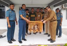Sekda Natuna Boy Wijanarko Terima Hibah Hewan Kekah dari Lanal Ranai Danlanal Ranai Menyerahkan Hewan Kekah Ke Pemerintah Kabupaten Natuna