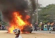 Mobil Mazda CX 7 Warna Abu-Abu Kebakaran di Depan Jalan Raya Cendana