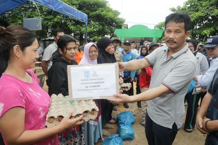Rudi Sampai Rasa Prihatin dan Salurkan Bantuan ke Warga Korban Kebakaran Pulau Buluh