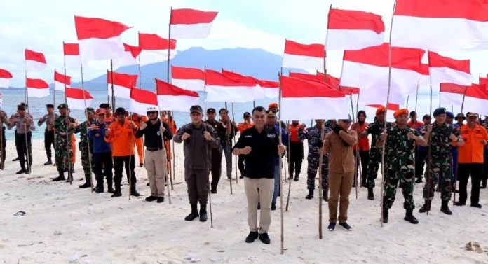 1.000 Bendera Merah Putih Berkibar di Perbatasan Pulau Senua 1 1.000 Bendera Merah Putih Berkibar di Perbatasan Pulau Senua