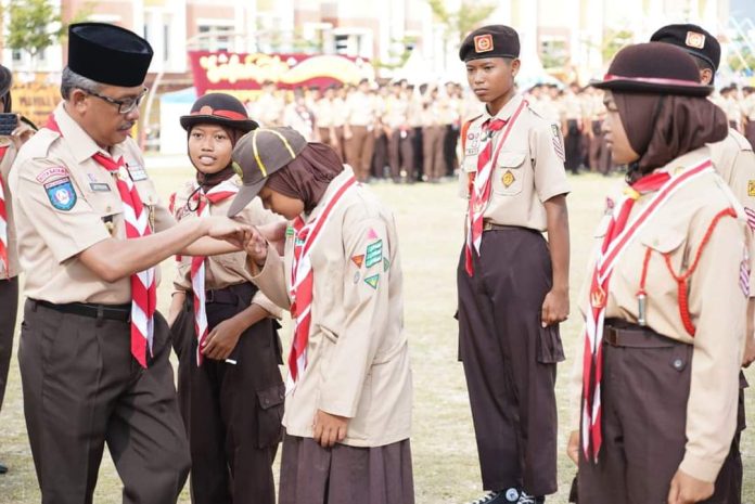 Sekda Kota Batam Sematkan Tanda Garuda ke 10 Pramuka Dilapangkan Cipta Grand City