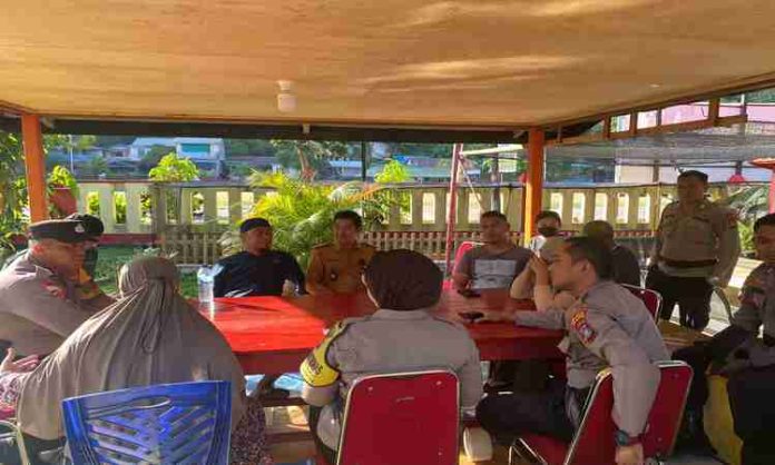 Bhabinkamtibmas Melaksanakan Mediasi Penyelesaian Masalah Warga Dengan Cara Problem Solving