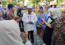 Bupati Karimun Bagikan 8 Motor Roda Tiga ke Perangkat Desa Hasil Reses Anggota DPRD Bupati Karimun Aunur Rafiq didampingi oleh Kepala Dinas Lingkungan Hidup Kabupaten Karimun, Rita saat menyerahkan bantuan berupa 8 unit kendaraan bermotor roda 3 untuk mengangkut sampah.